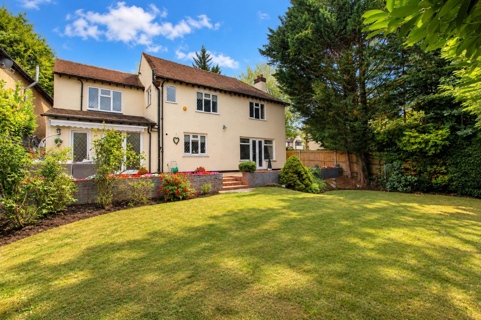 5 bed property in Buckingham Way, Wallington
